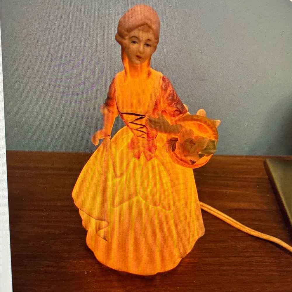 Vintage Ceramic Lady Figurine Lamp